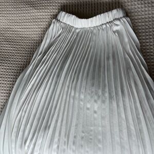 NEW pleated white skirt